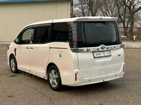 Toyota Voxy 2015
